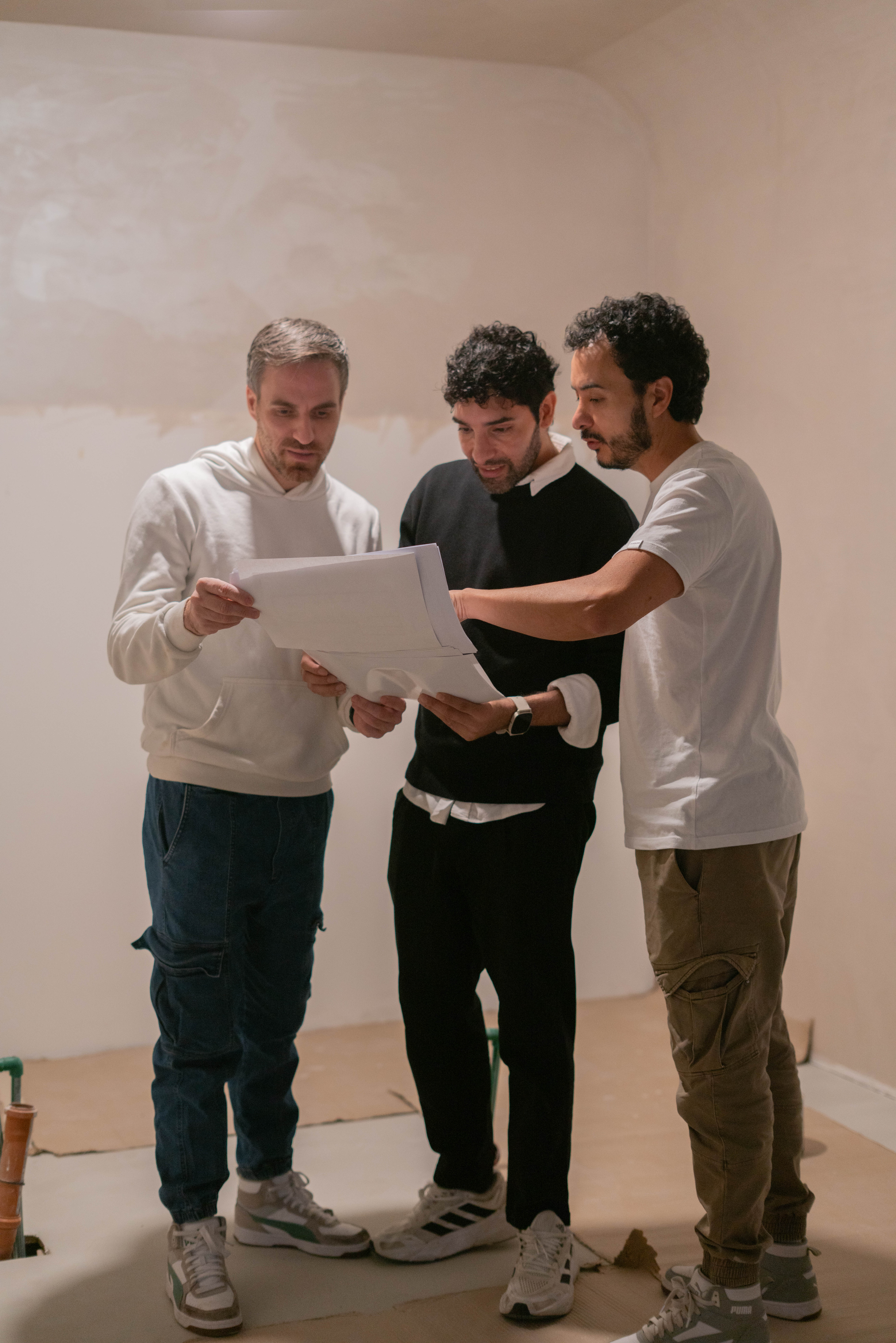 Los fundadores de CervanteS revisando los planos del proyecto