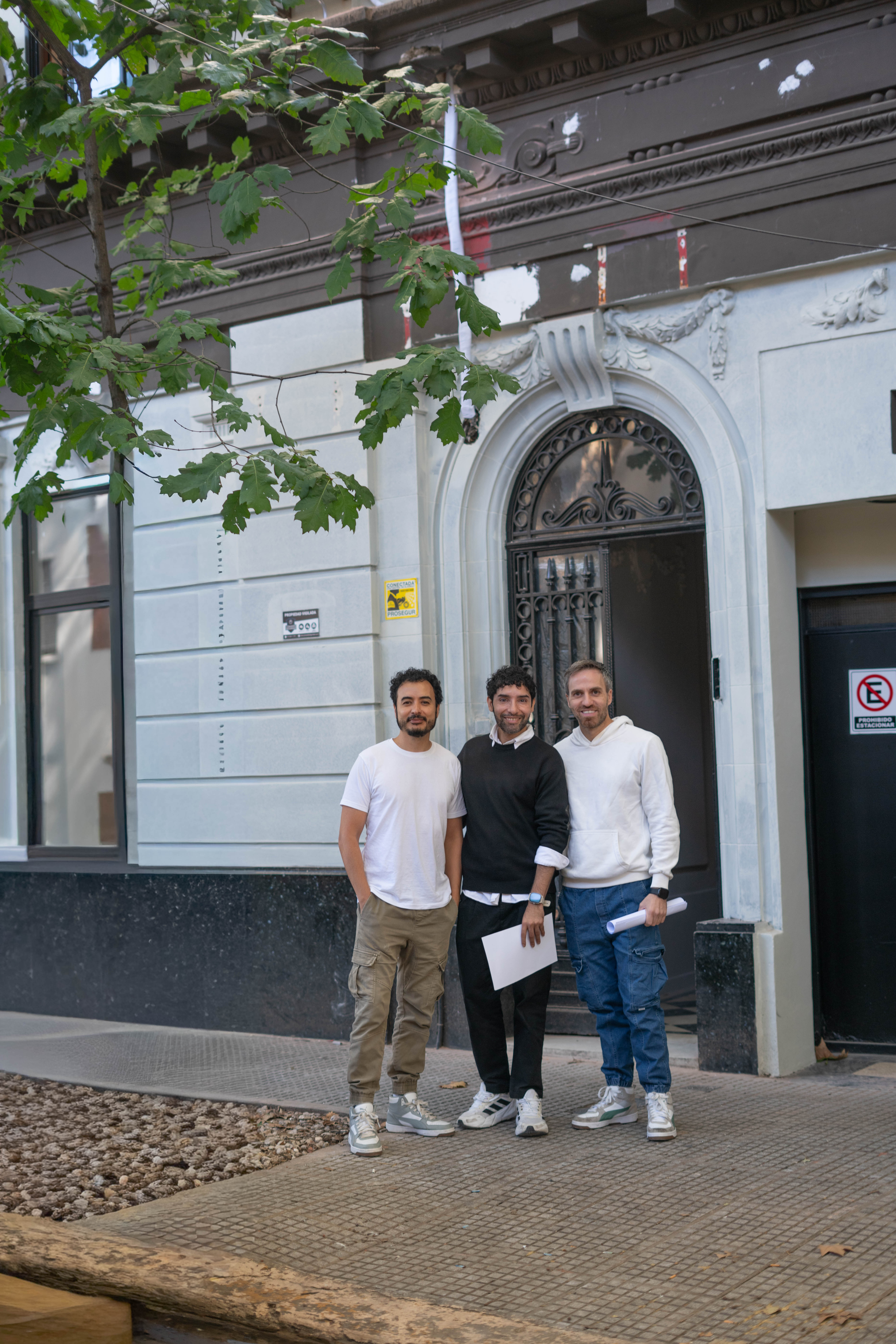 Los tres socios fundadores frente al local de Thames 1844, Palermo Soho