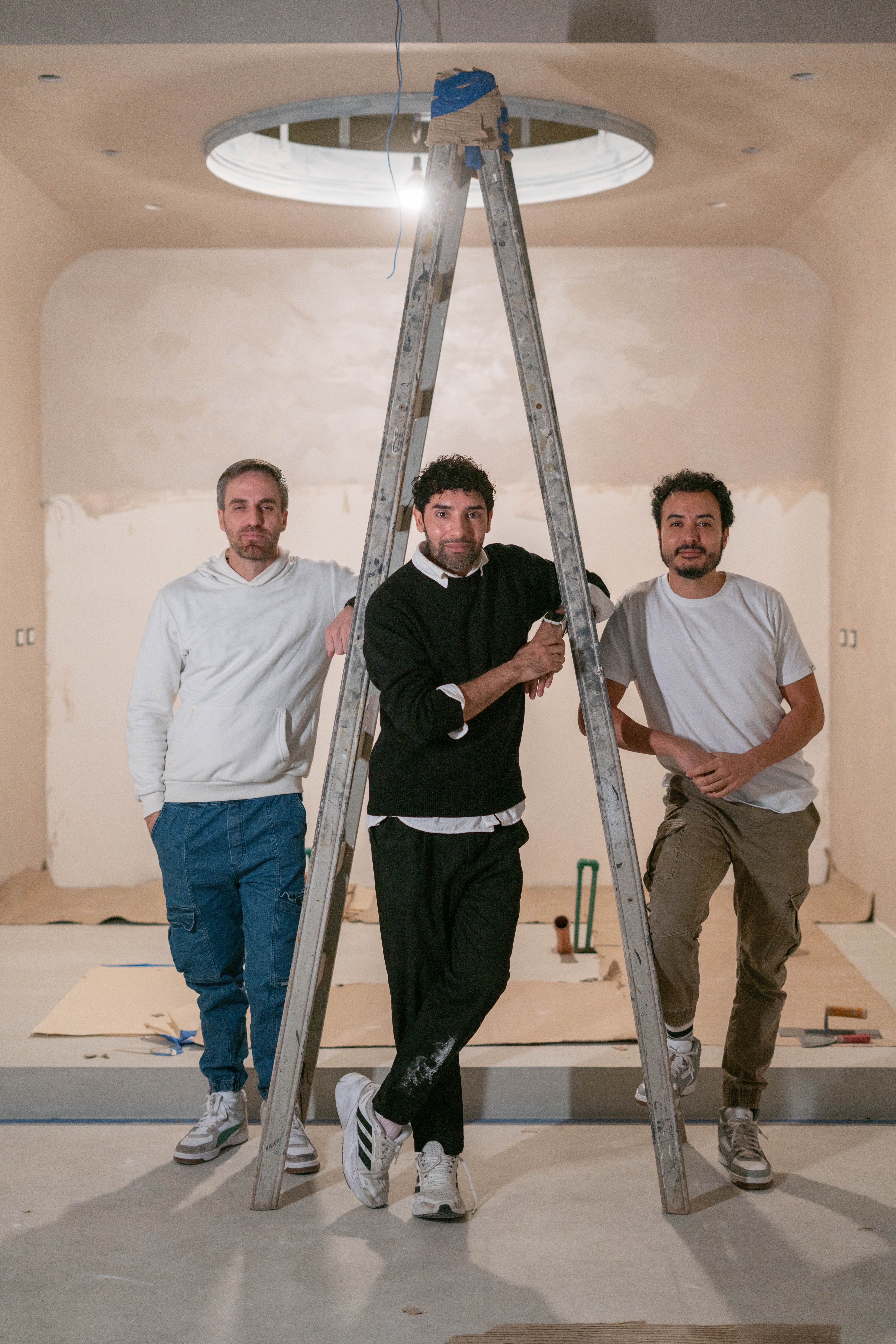 Los tres fundadores de CervanteS Hair Design durante la construcción del atelier