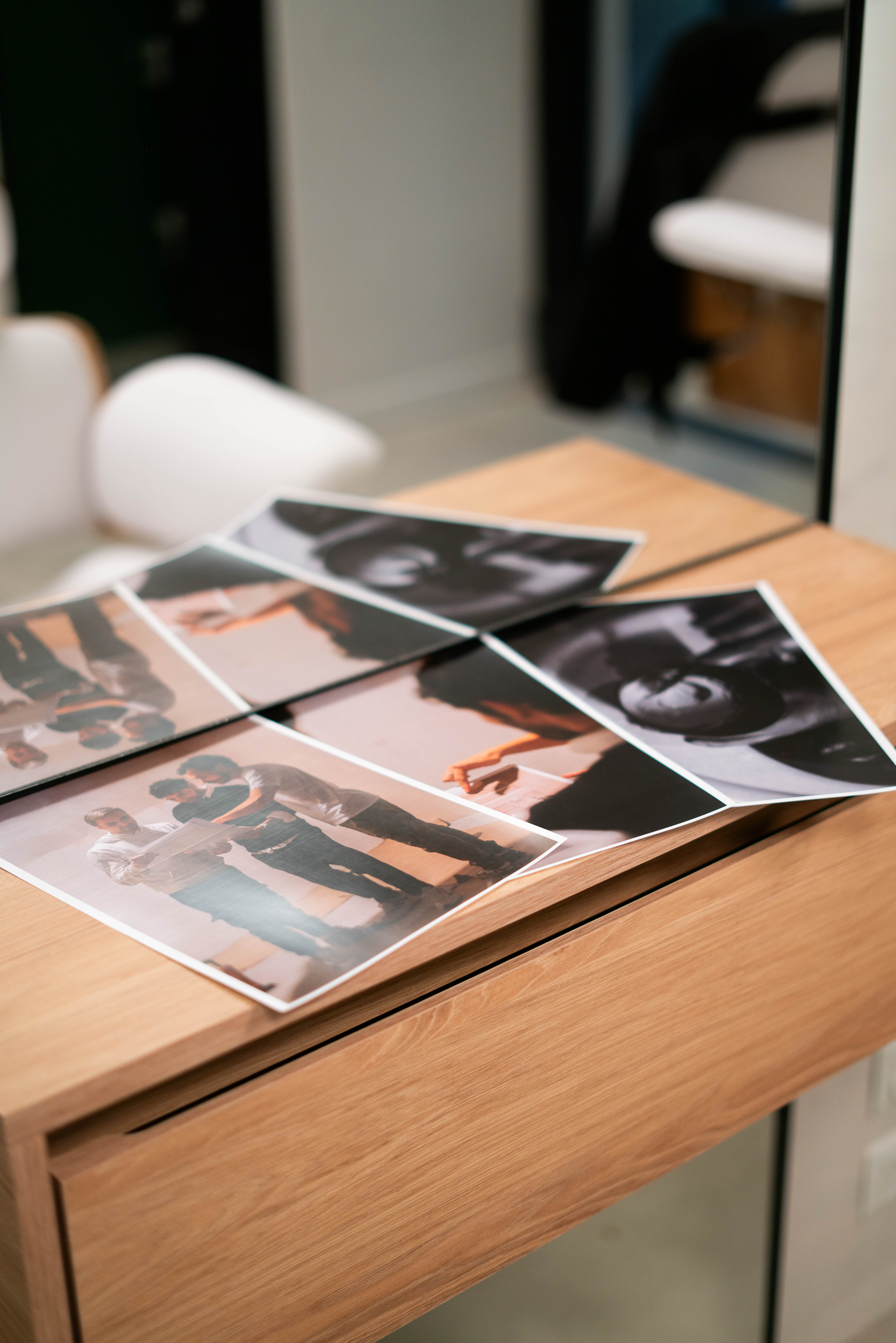 Fotografías de referencia sobre el mueble de trabajo en CervanteS Hair Design — identidad visual del atelier en Palermo Soho