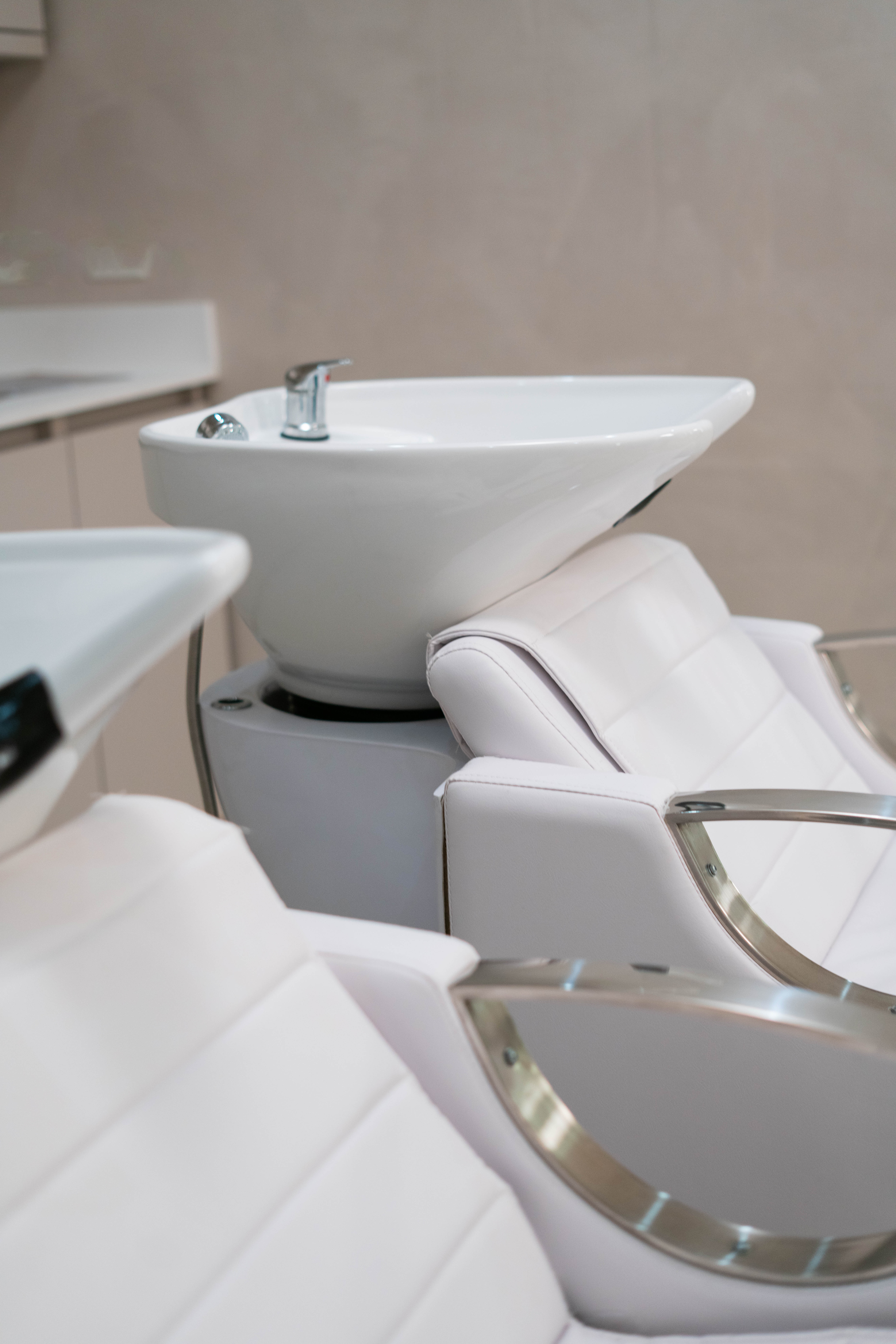 Zona de lavado en CervanteS Hair Design — pileta premium